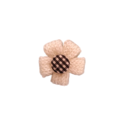 Λουλουδάκι μαργαρίτα λευκό πλεκτό με κουμπί καρώ 4 εκ 7927