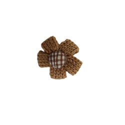 Λουλουδάκι μαργαρίτα καφέ πλεκτό με κουμπί καρώ 4 εκ 7927-1